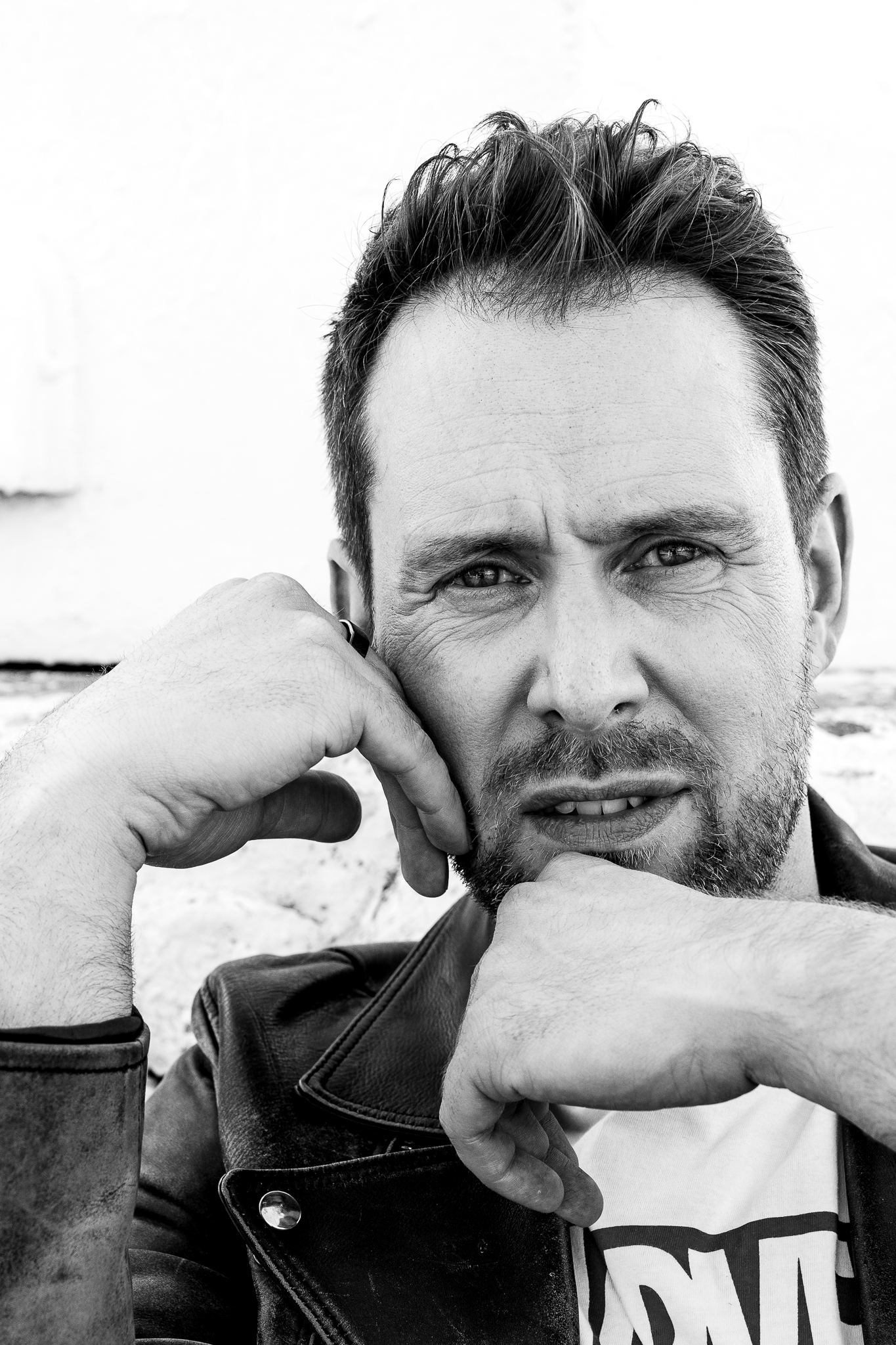 mustavalkoinen muotokuva miehestä 